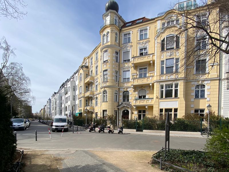 Traumhafter Stuckaltbau direkt am Viktoria-Luise -Platz