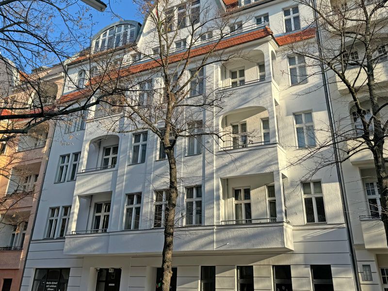 Altbau mit Aufzug in Ku`Damm Seitenstraße